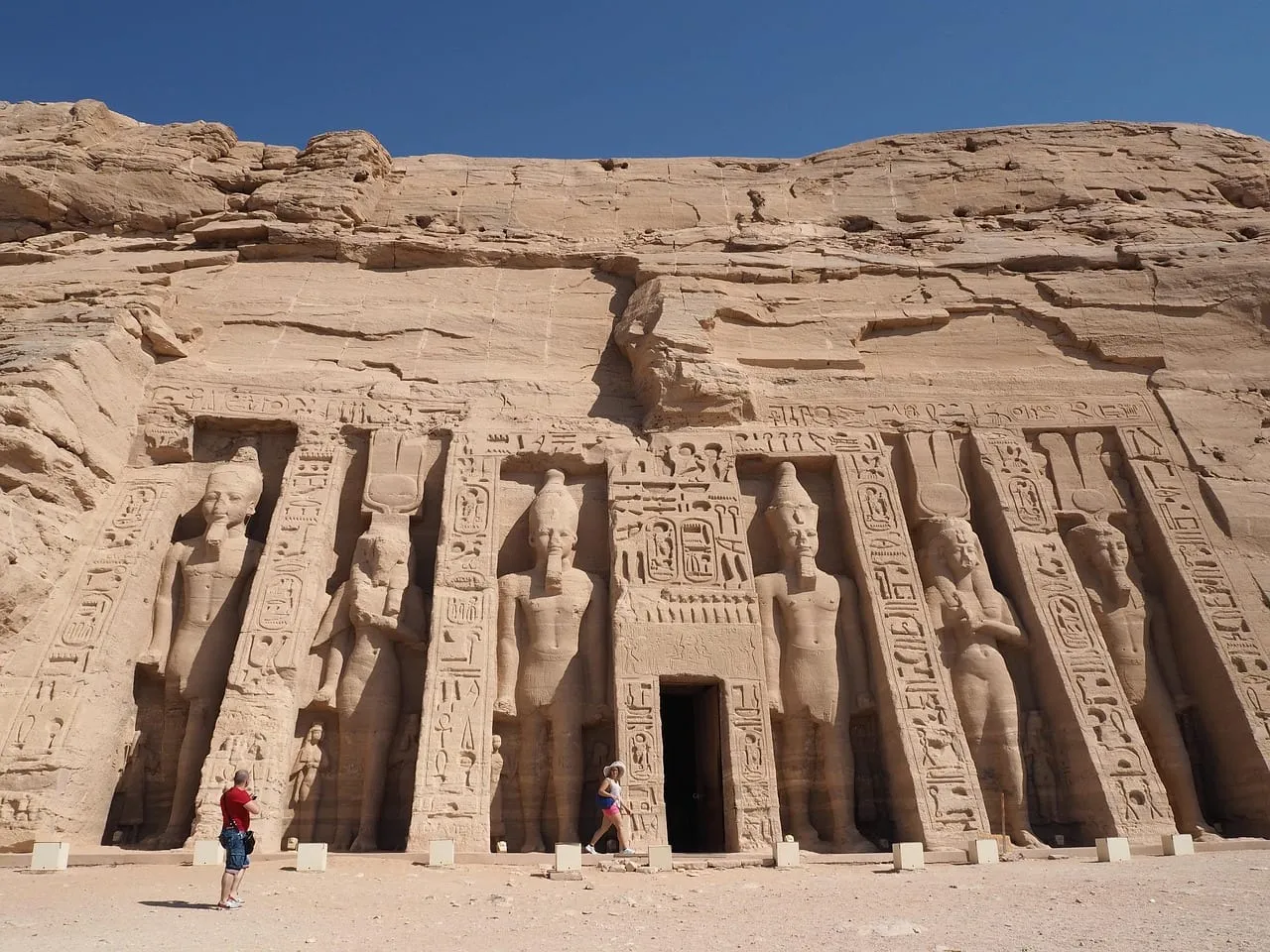 La façade du Petit Temple avec ses statues debout