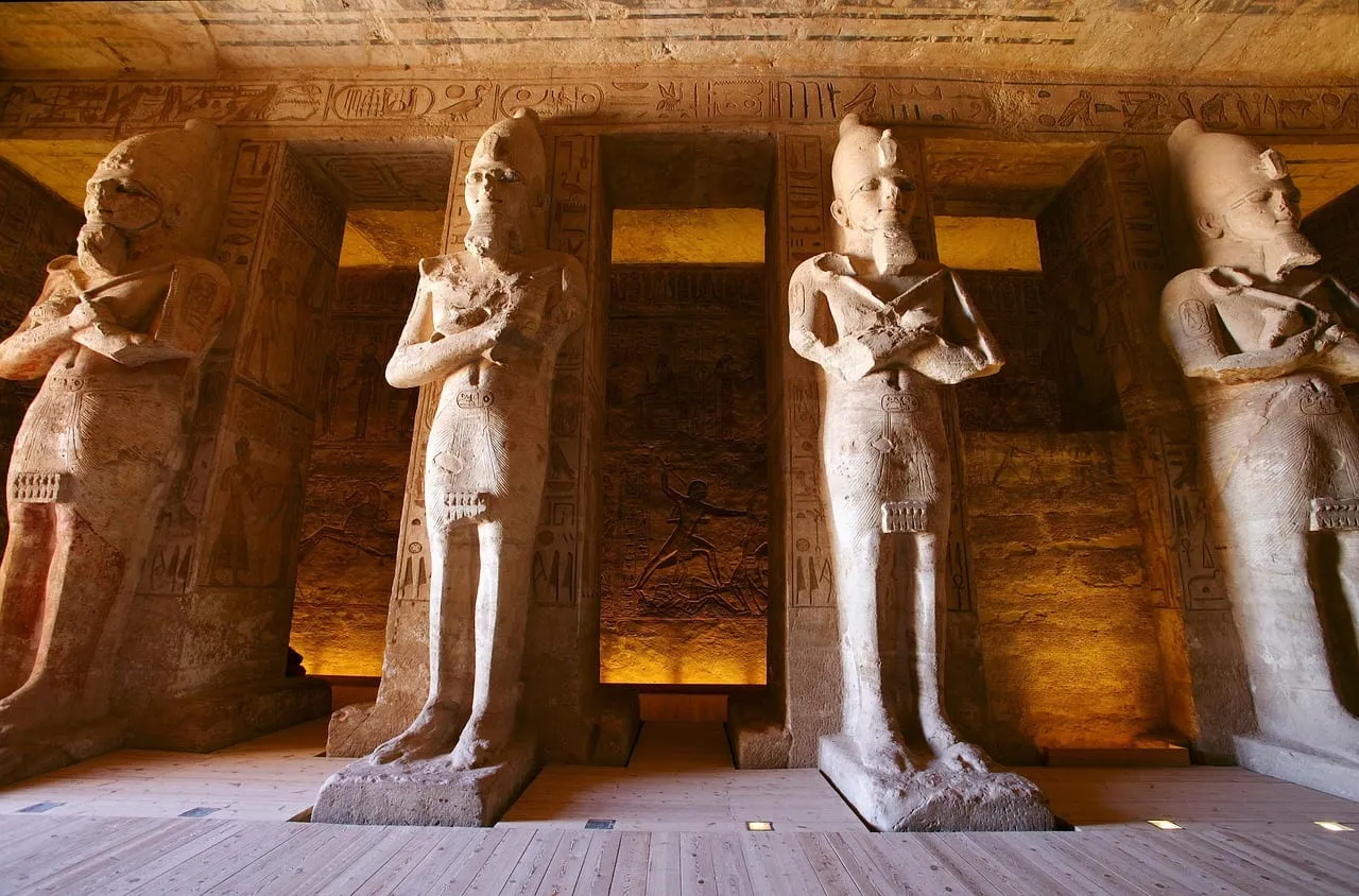 Statues adossées aux piliers de la salle intérieure du Grand Temple