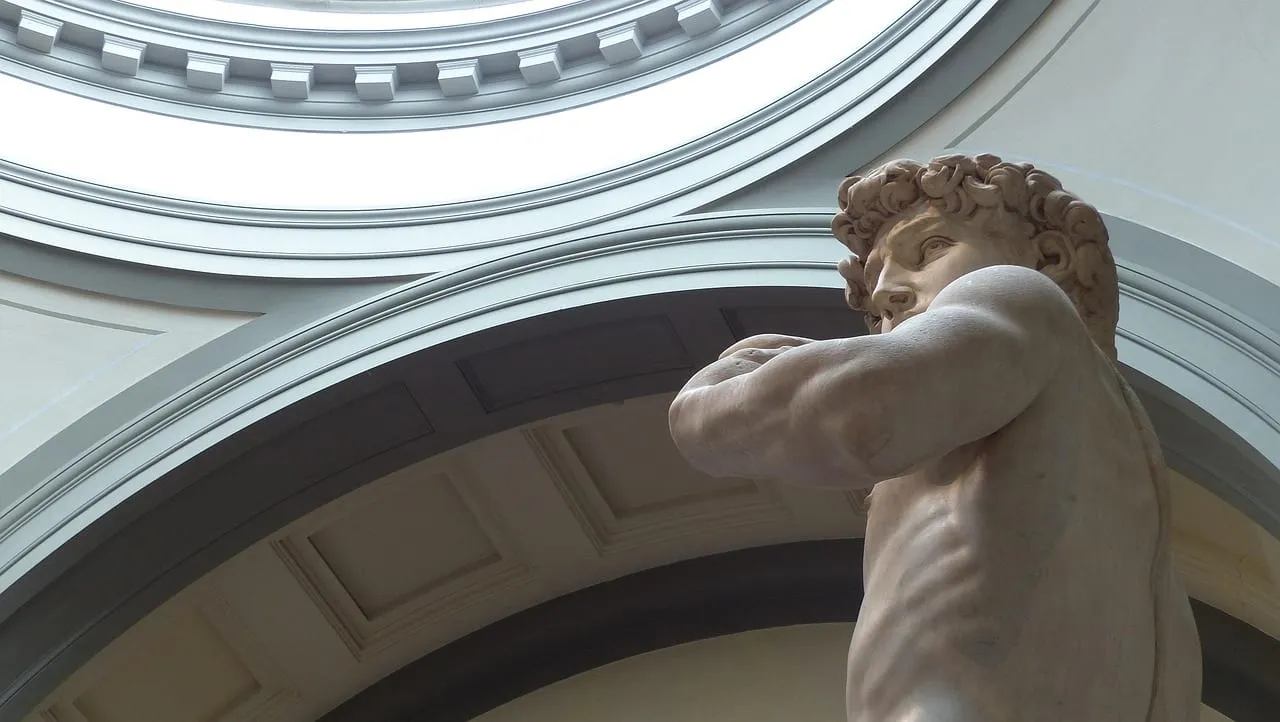 L’épaule et la tête de la statue sous la verrière de la tribune