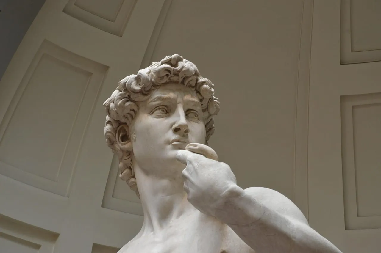 La main du David portée à l’épaule