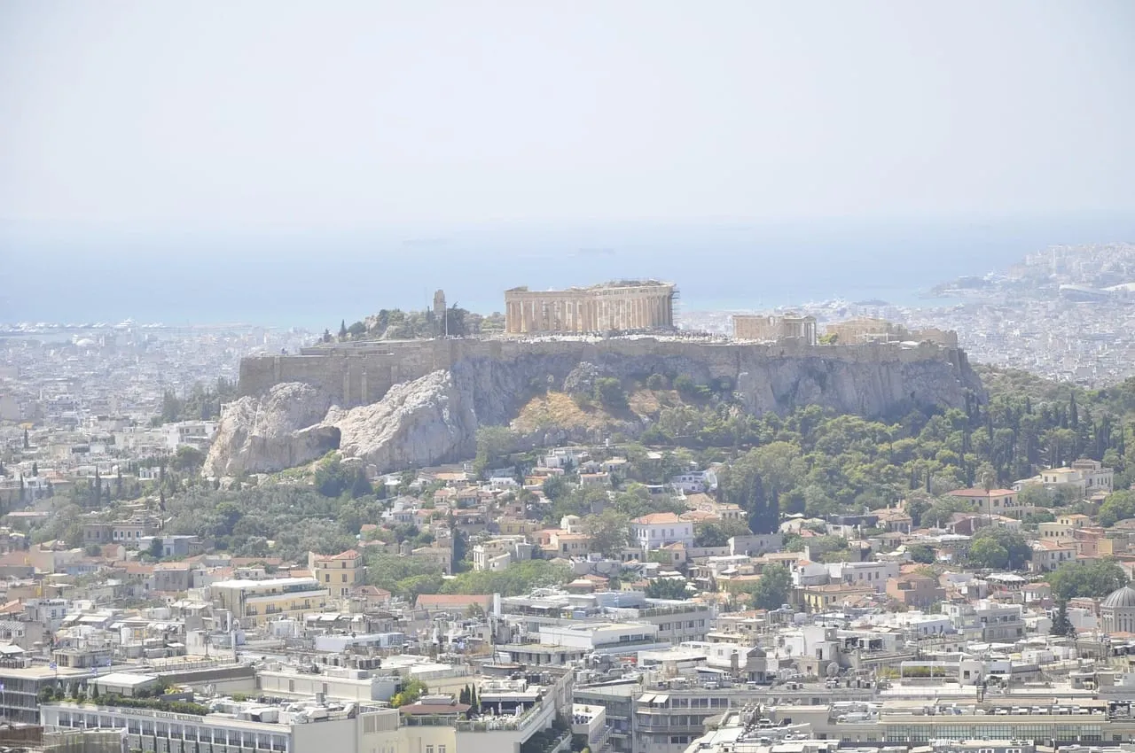 La colline de l’Acropole qui domine Athènes