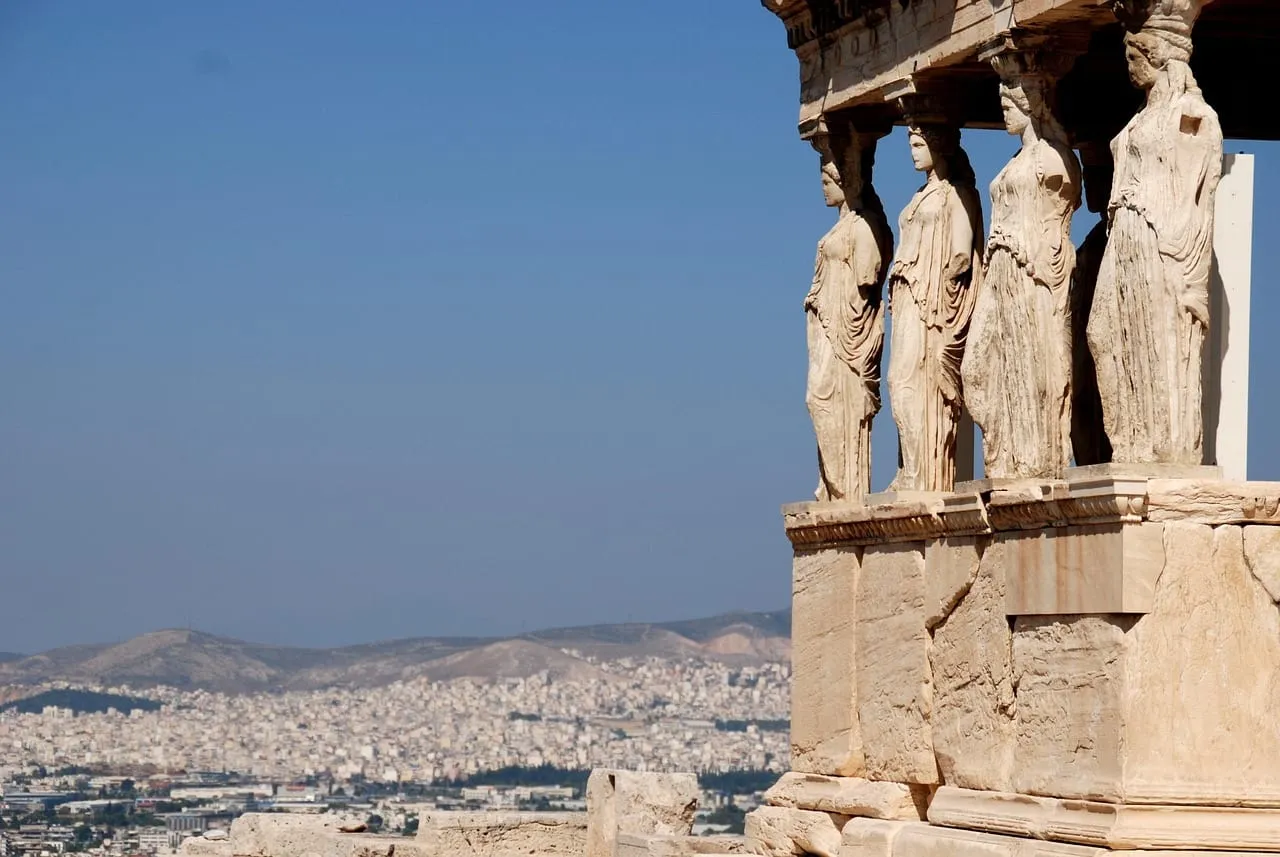 Les Caryatides de l’Érechthéion, avec Athènes en contrebas