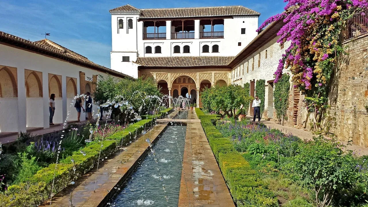 Parterres fleuris et canal dans les jardins du Generalife