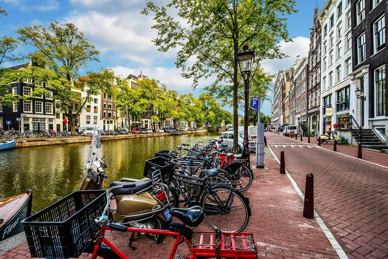 Vélos garés le long d’un canal par une journée ensoleillée