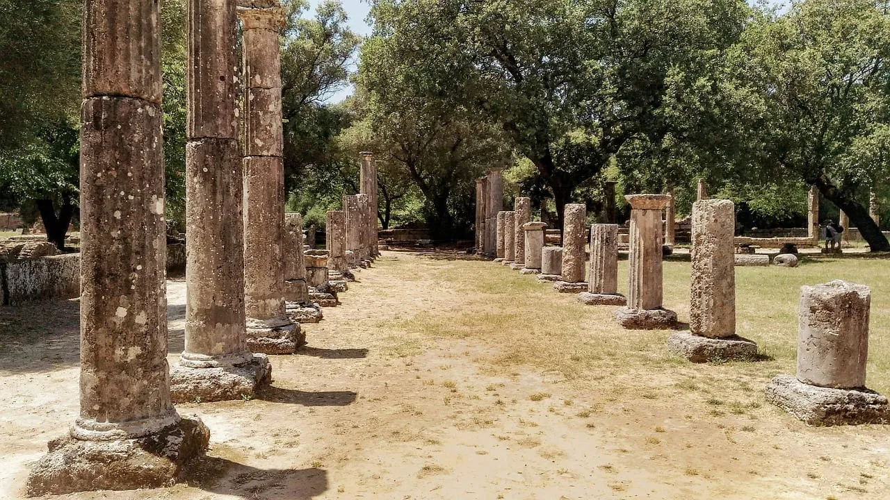 Une rangée de colonnes dressées dans la palestre