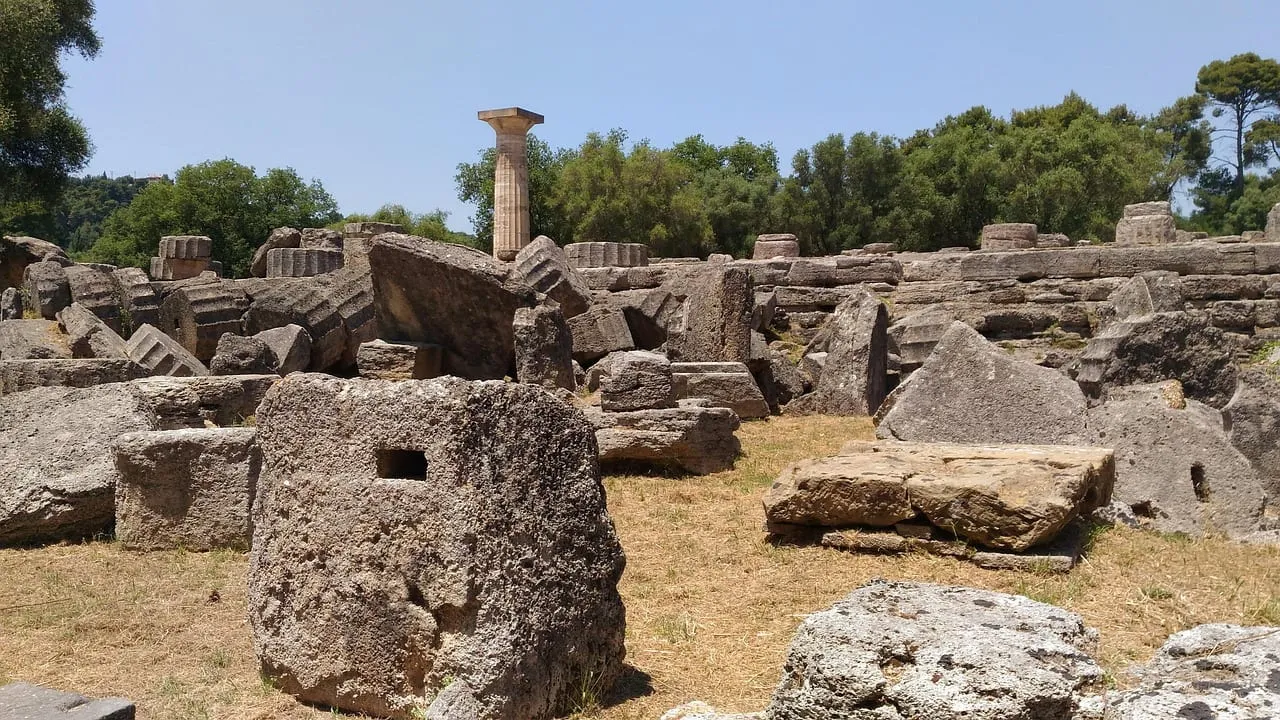 Tambours de colonnes à terre d’un grand temple