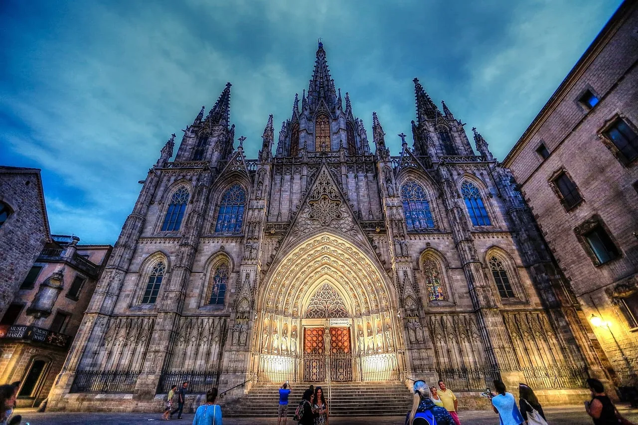 La façade gothique de la cathédrale de Barcelone au crépuscule