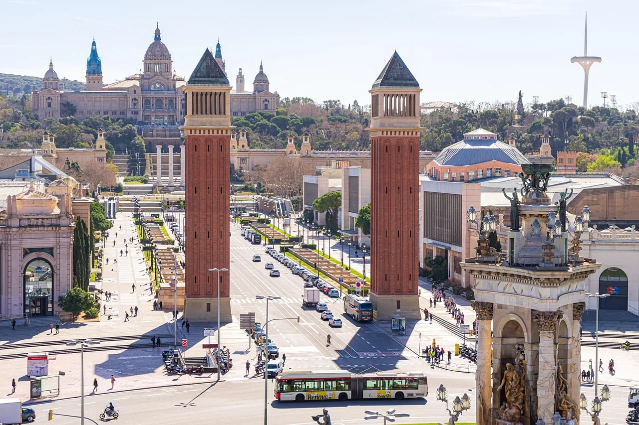 Les tours vénitiennes de la place d’Espagne, avec le Palais national de Montjuïc à l’arrière-plan