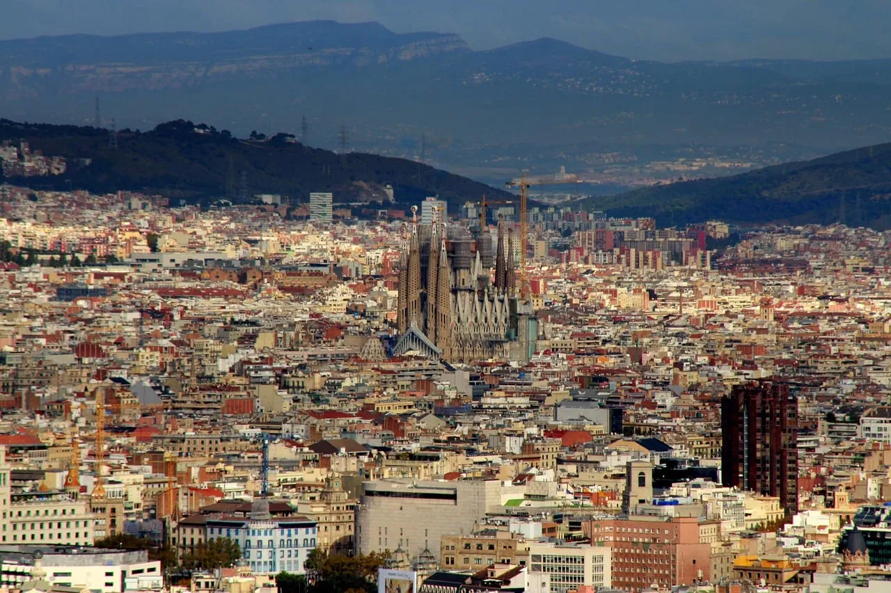 Barcelone vue du ciel, la Sagrada Família dominant la ville