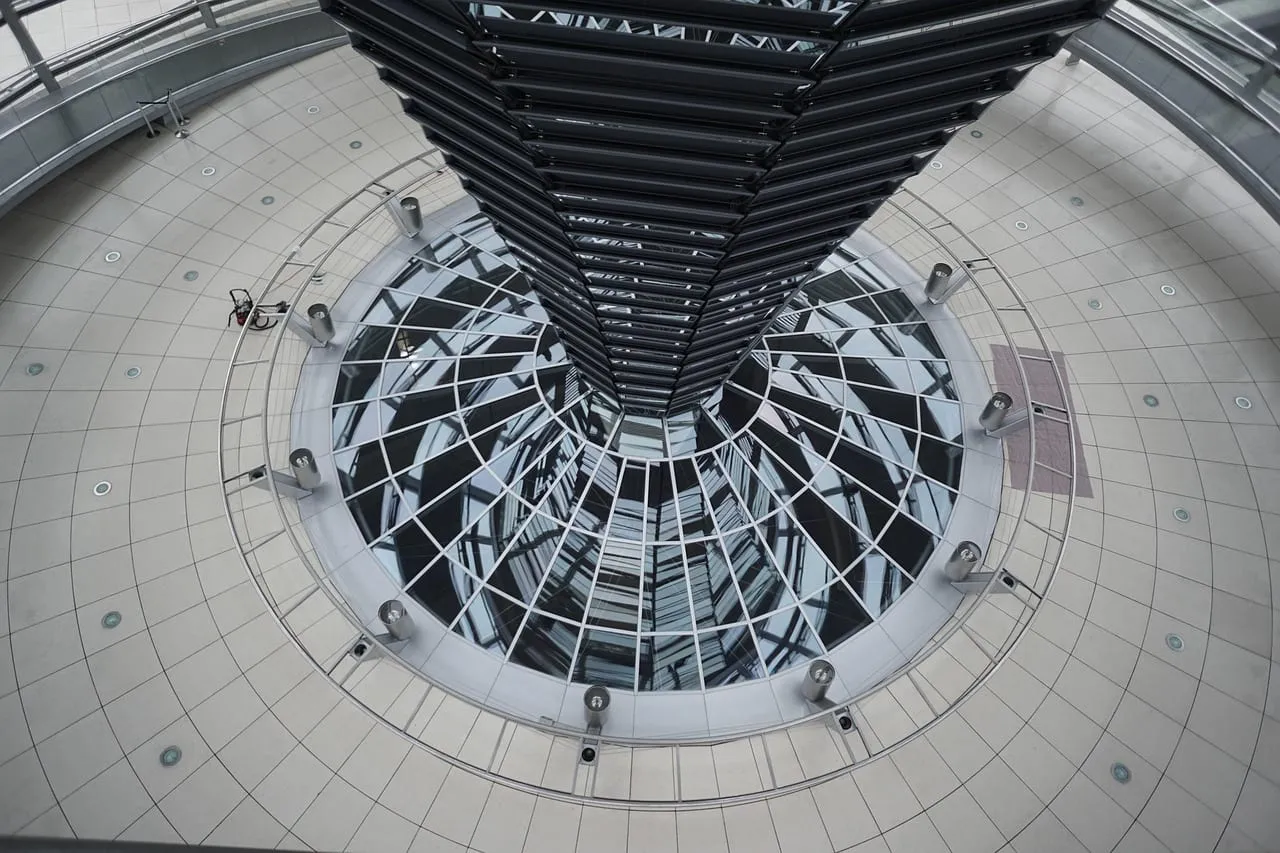 Le cône de miroirs à l’intérieur de la coupole du Reichstag, vu d’en haut