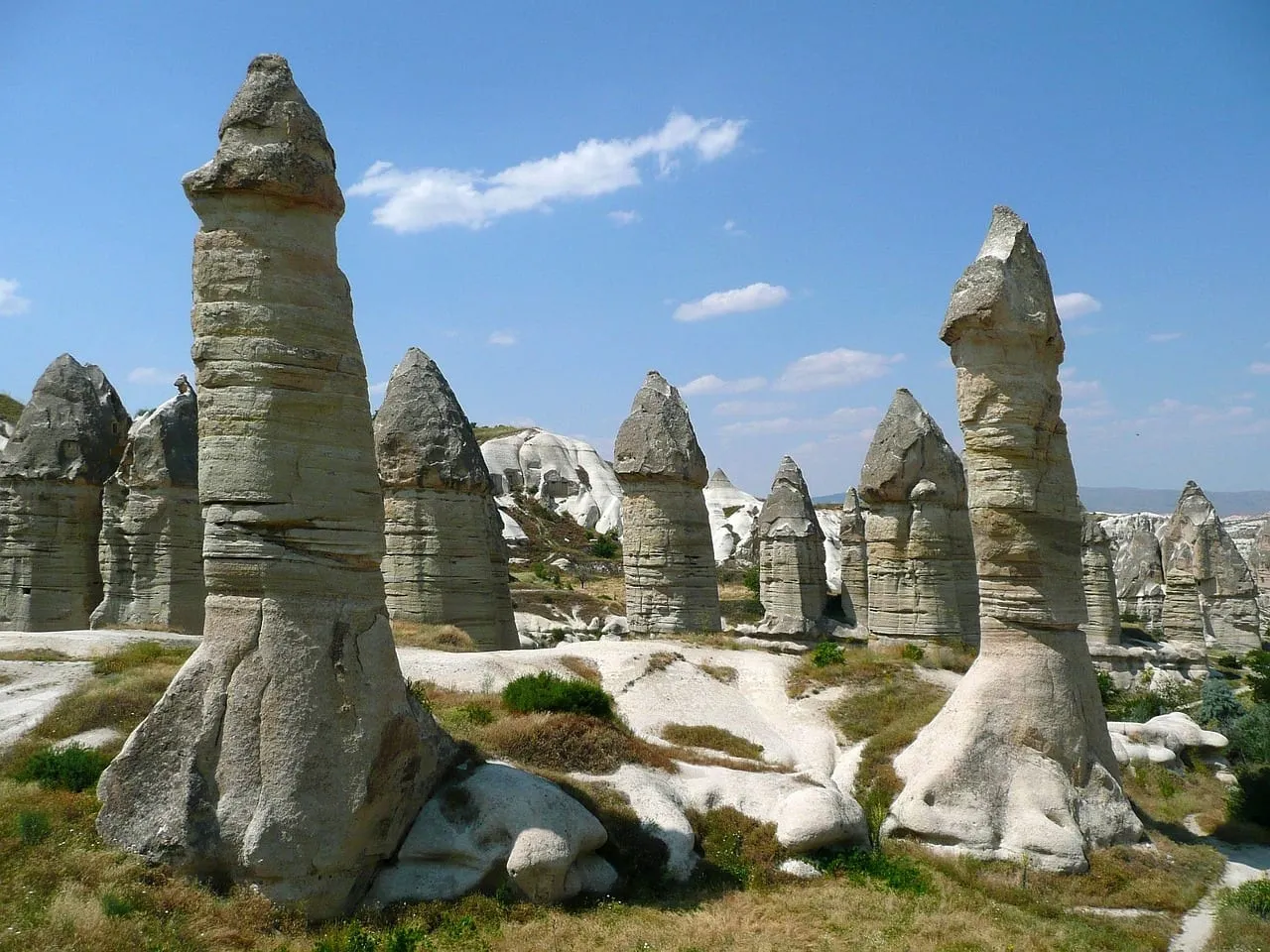 Hautes cheminées de fée dans une vallée de Cappadoce