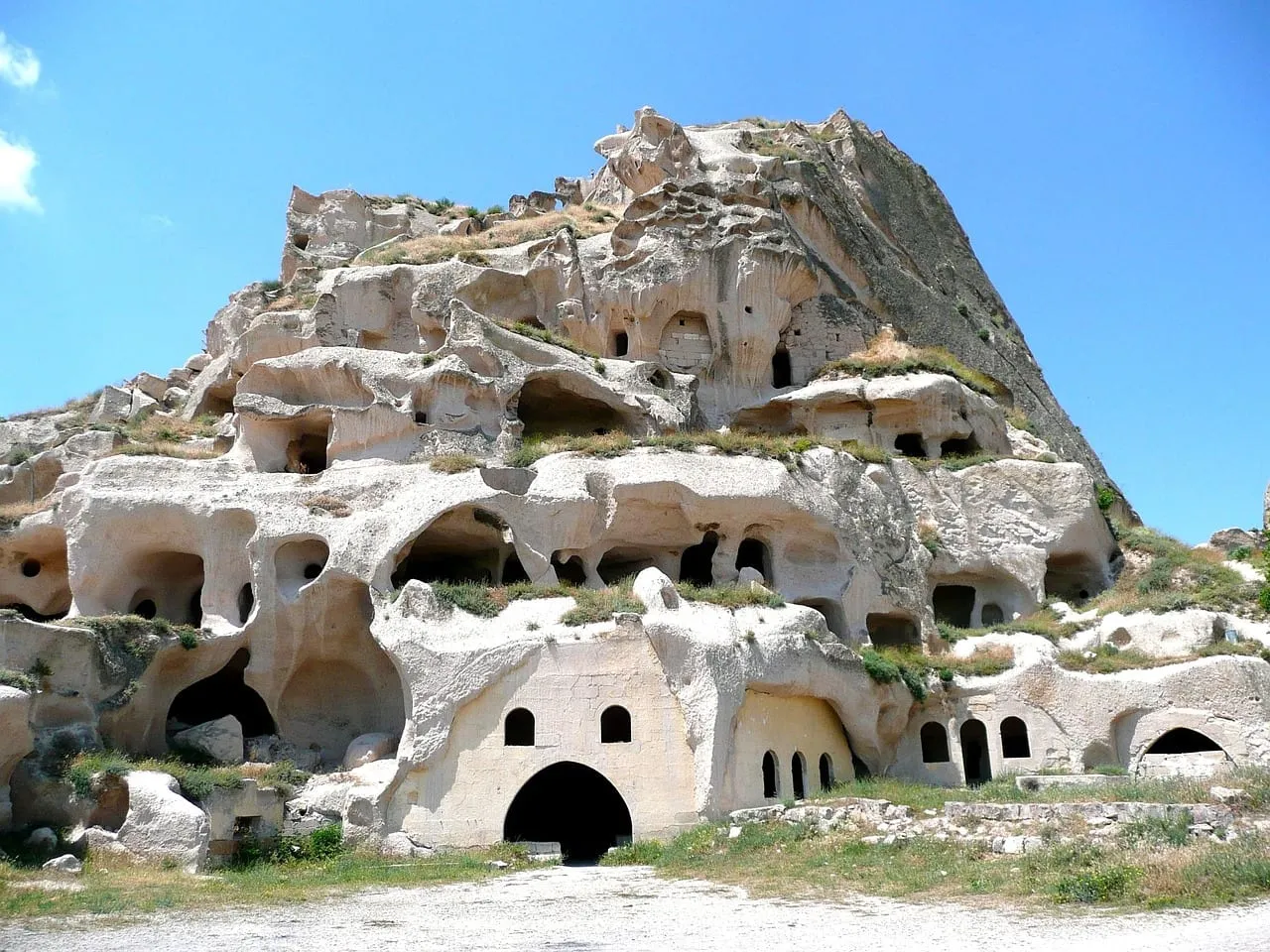 Habitations troglodytiques creusées dans une paroi rocheuse
