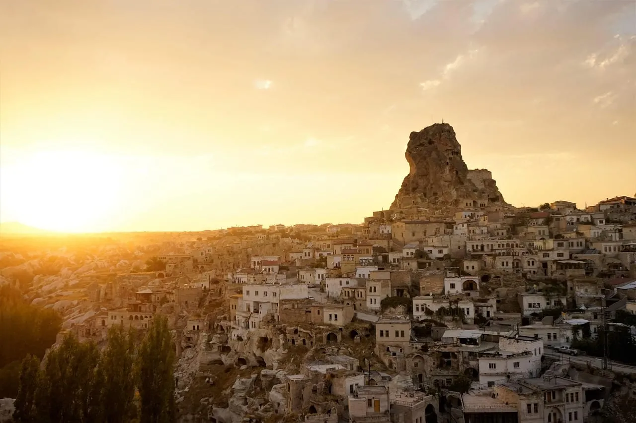 Le château rocheux d’Uçhisar au coucher du soleil