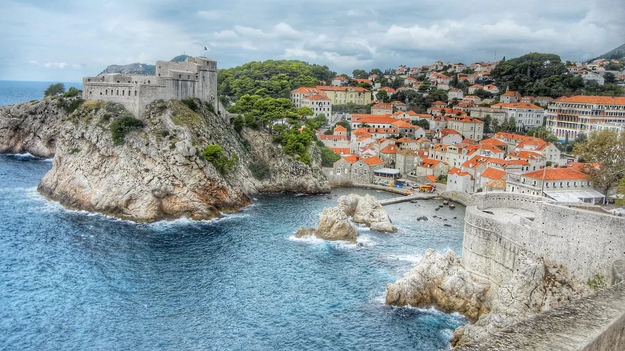 Le fort Lovrijenac sur son rocher, hors des remparts