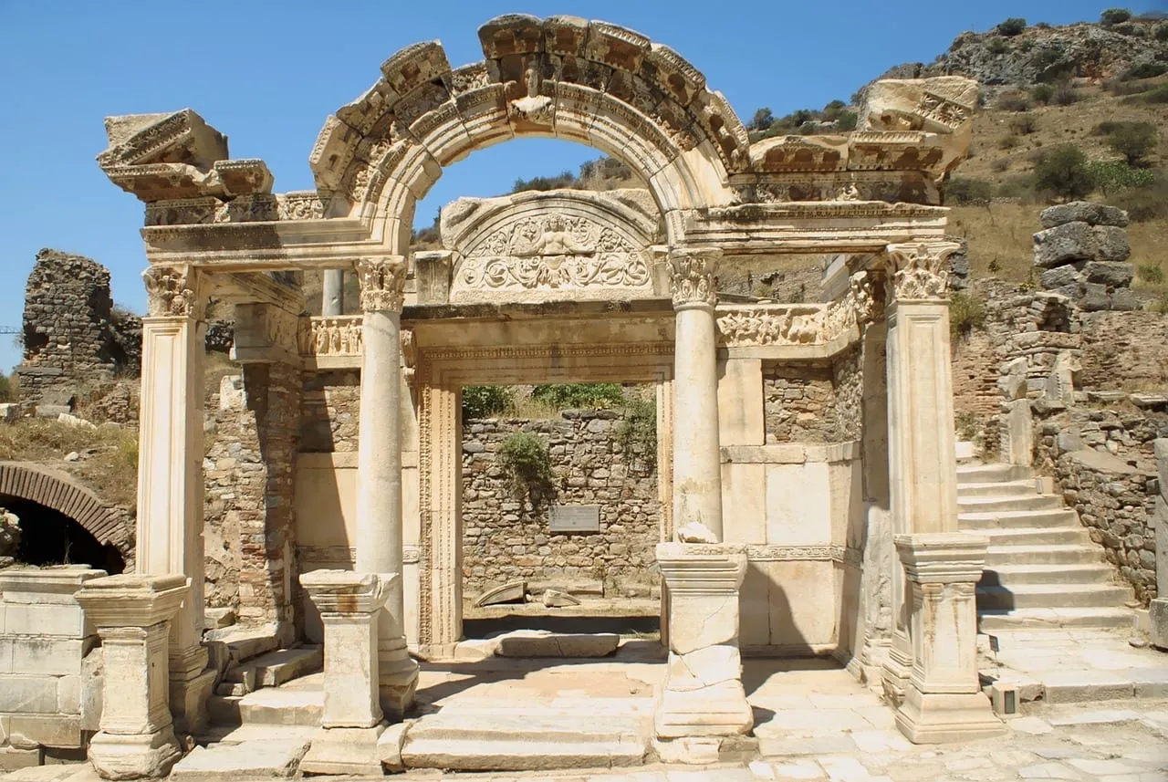 Le temple d’Hadrien sur la rue des Courètes
