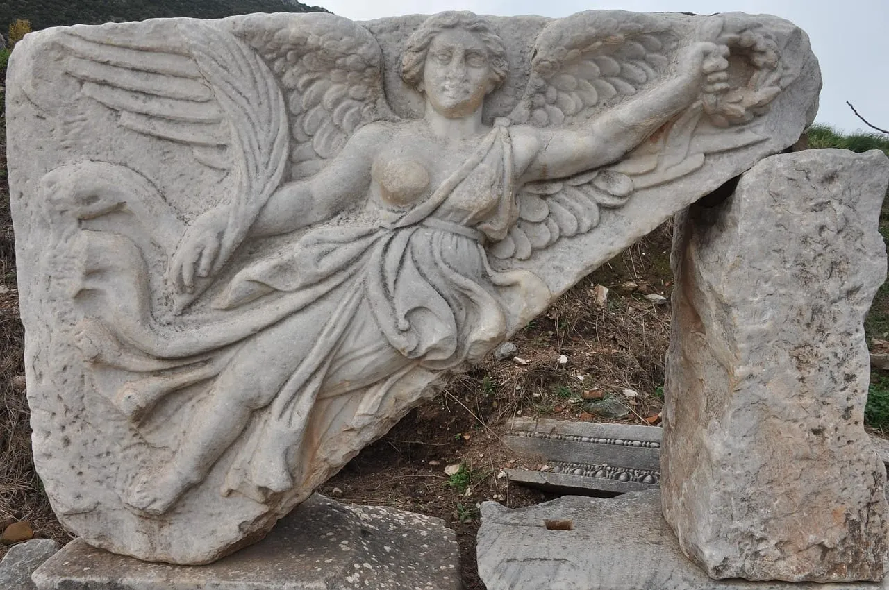Bas-relief de la déesse ailée Niké