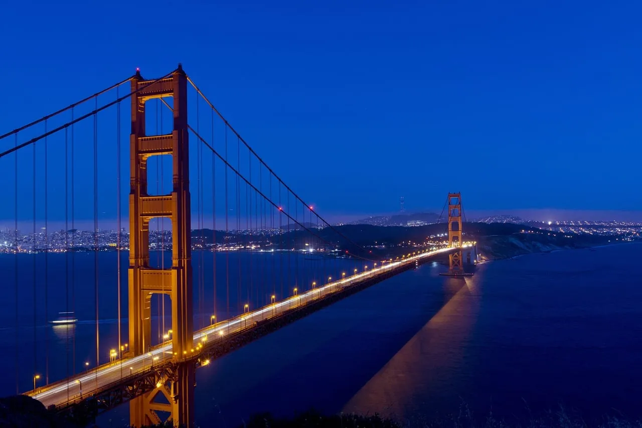Le pont illuminé la nuit au-dessus de la baie