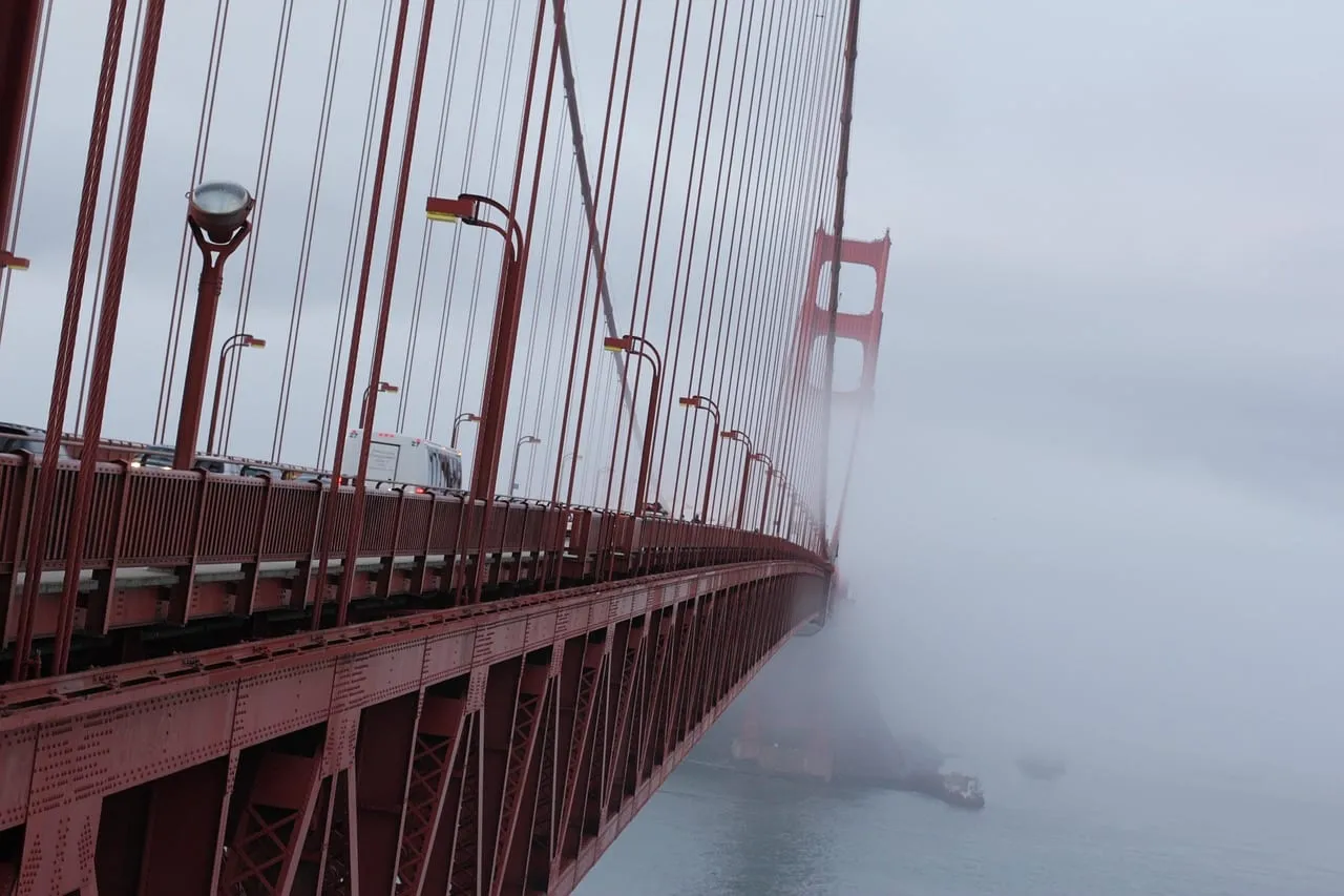 La passerelle du pont qui disparaît dans le brouillard