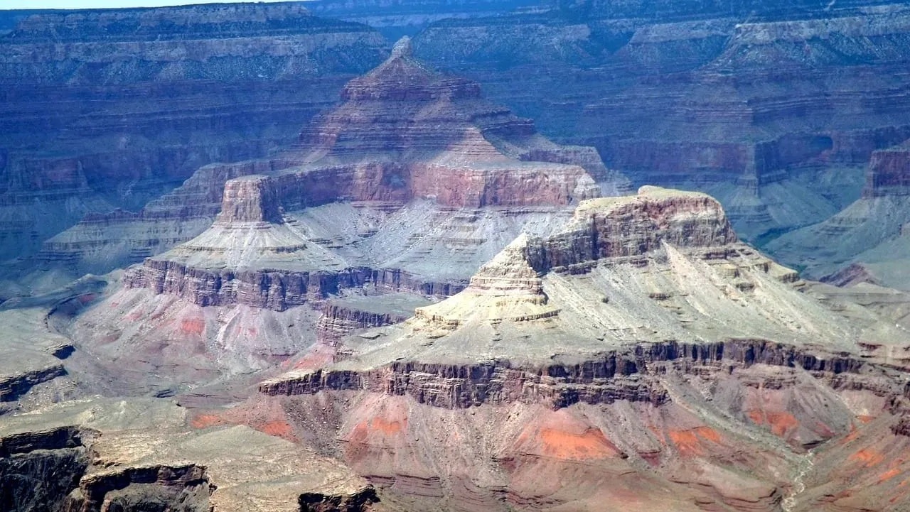 Formations rocheuses striées de rouge et de blanc à l’intérieur du canyon