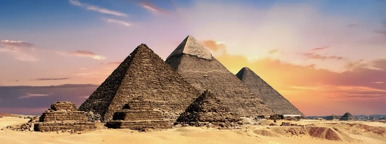 Les pyramides de Gizeh au coucher du soleil