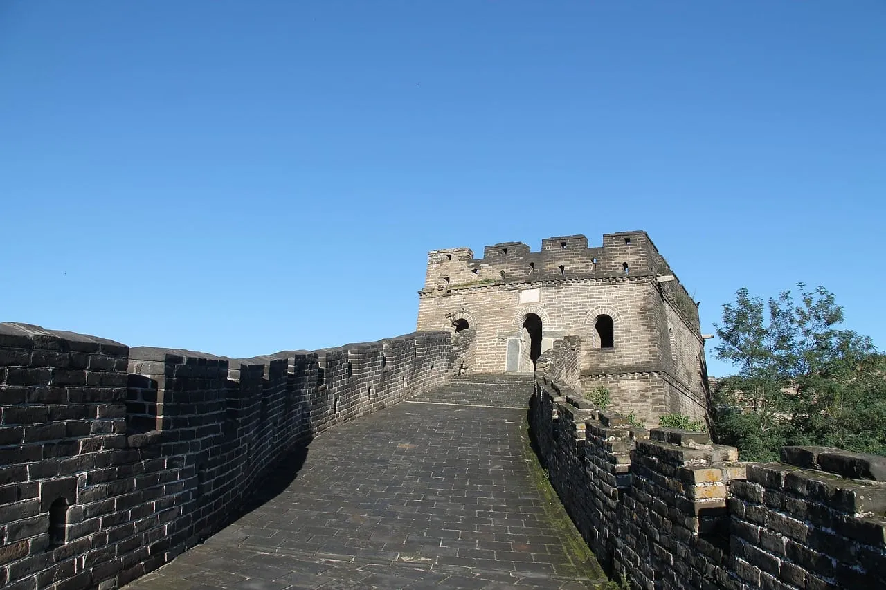 Une tour de guet et le chemin de ronde sur la muraille à Mutianyu