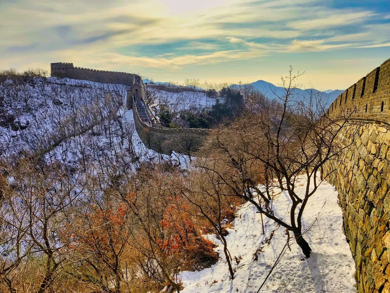 La muraille à Mutianyu en hiver, avec de la neige sur les pentes