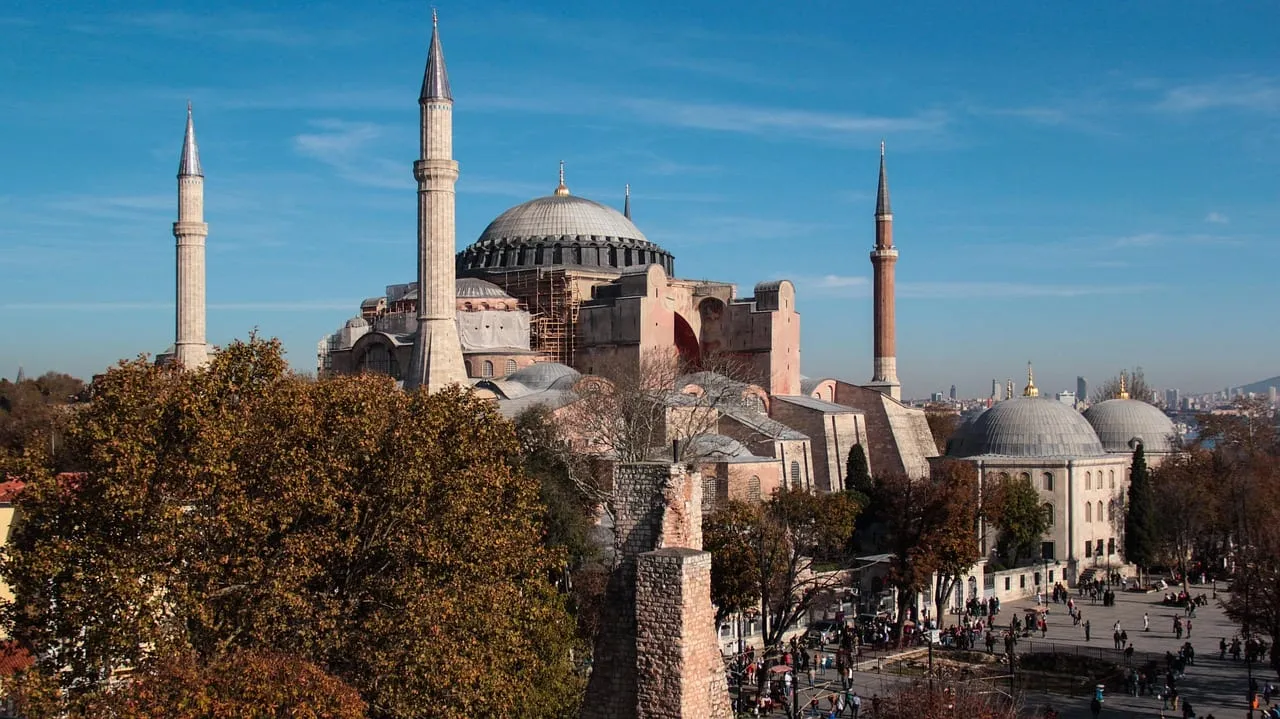 Sainte-Sophie au-dessus des arbres de Sultanahmet