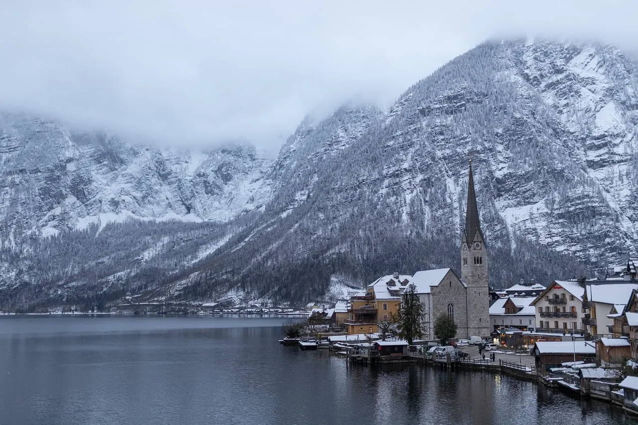 Neige sur les montagnes au-dessus du village