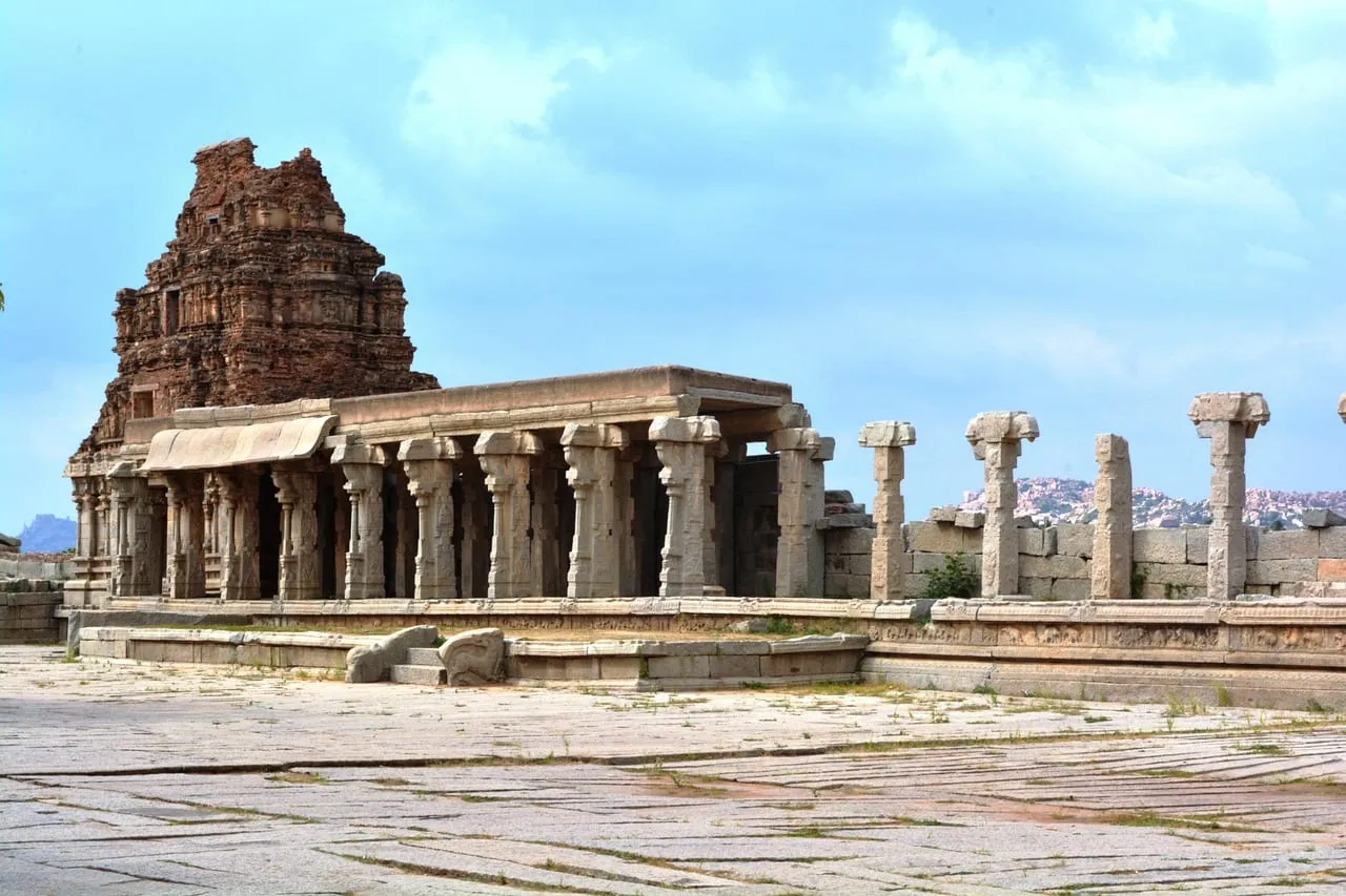 Une salle à piliers et une tour de temple dans l’ensemble de Vittala