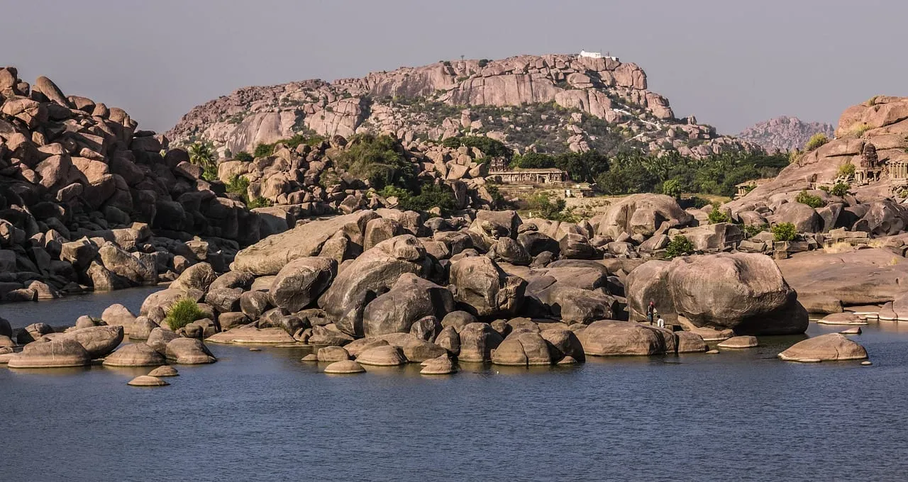 Collines de blocs rocheux au-dessus de la rivière à Hampi