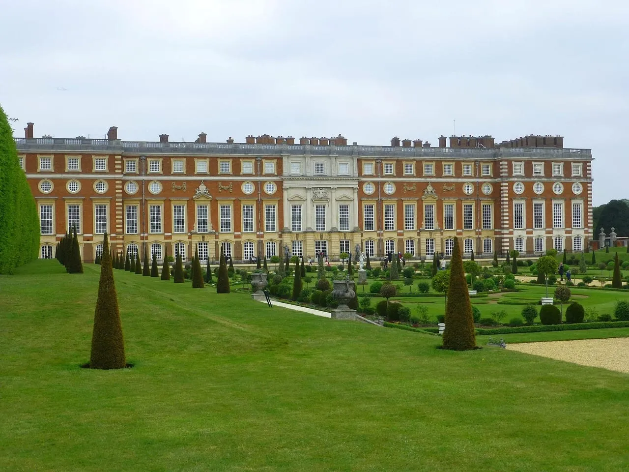 La façade est baroque du palais au-dessus des jardins à la française