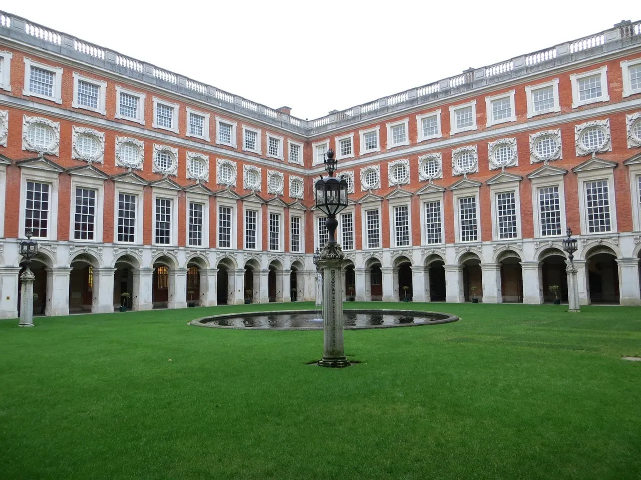 Fountain Court, ses arcades et ses fenêtres rondes
