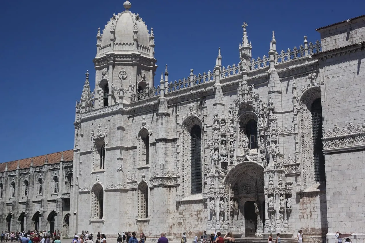 Le portail sud et la façade de l’église du monastère