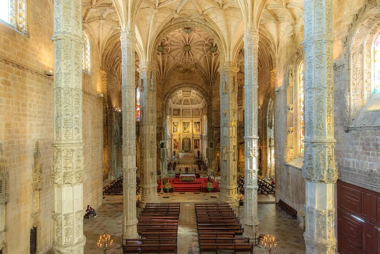 La nef de l’église avec ses fines colonnes sculptées