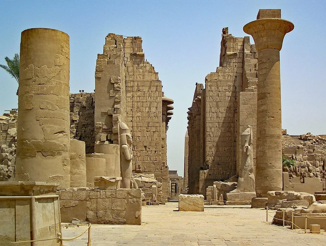 Colonnes et pylône dans les cours à ciel ouvert du temple