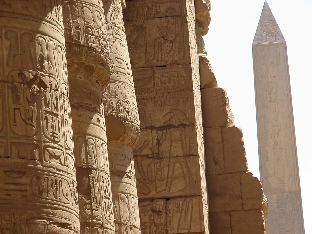 Colonnes papyriformes et, au-delà, un obélisque