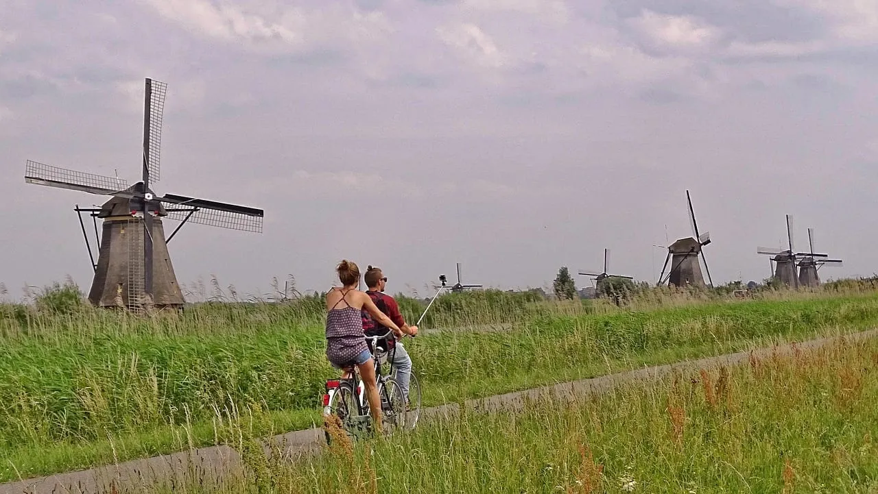 Cyclistes sur le chemin entre les moulins à vent