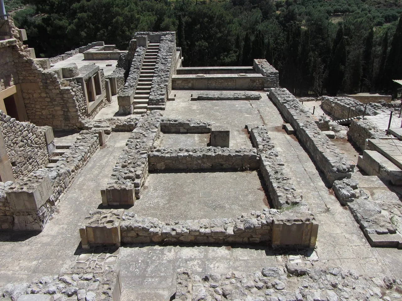 Fondations de pierre et escaliers des ruines du palais