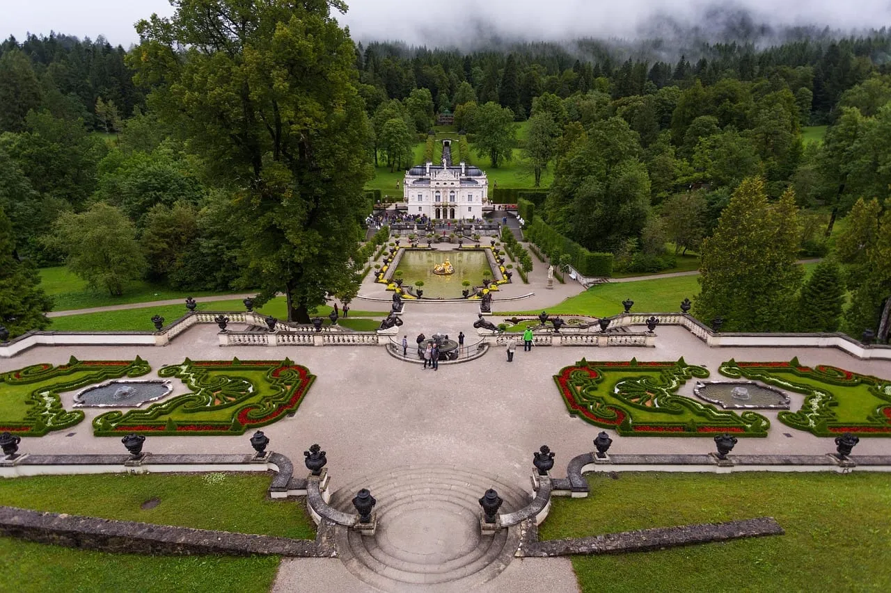 Les jardins à la française et le château vus du coteau