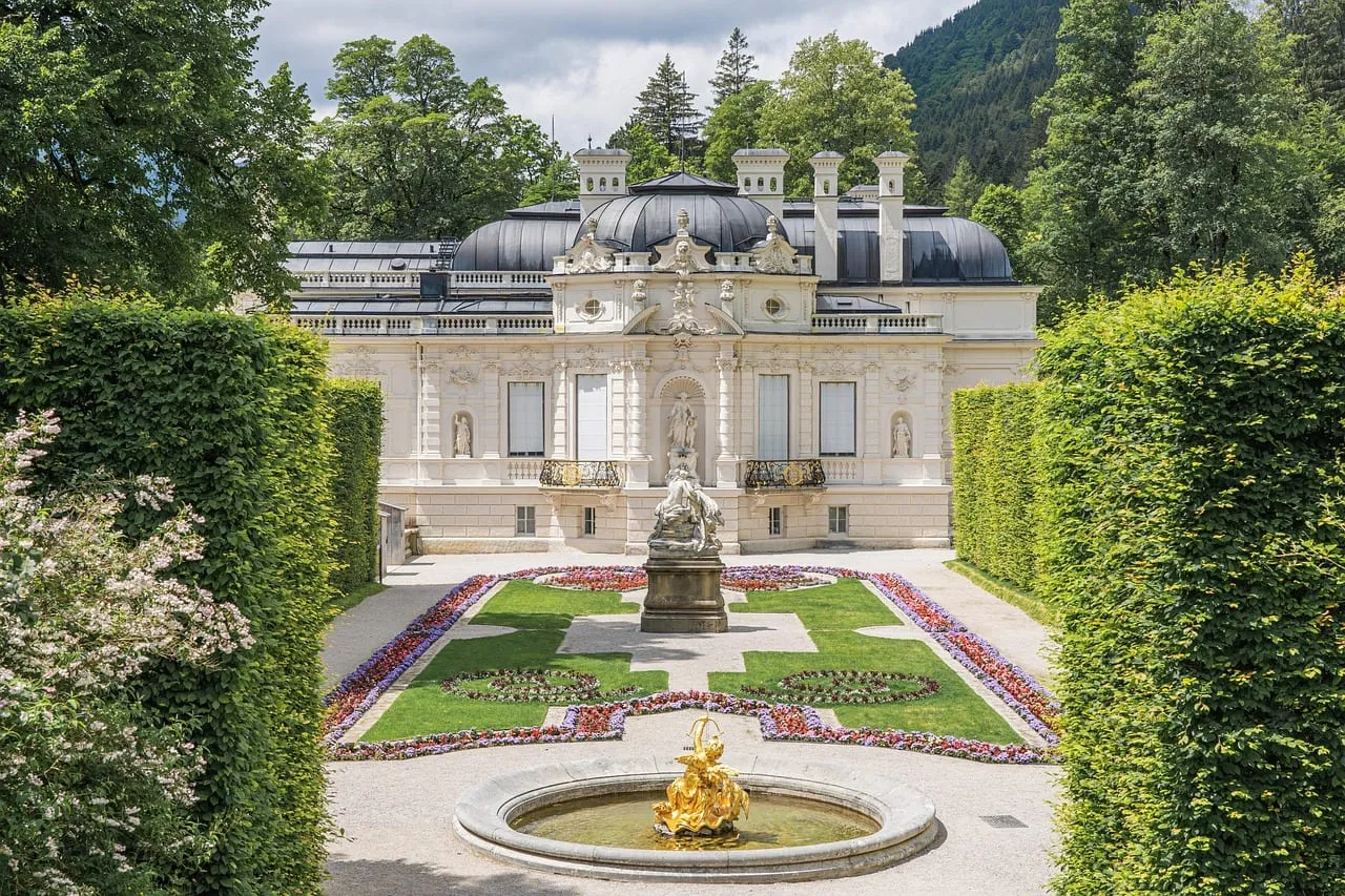 Le château et son parterre entre de hautes haies