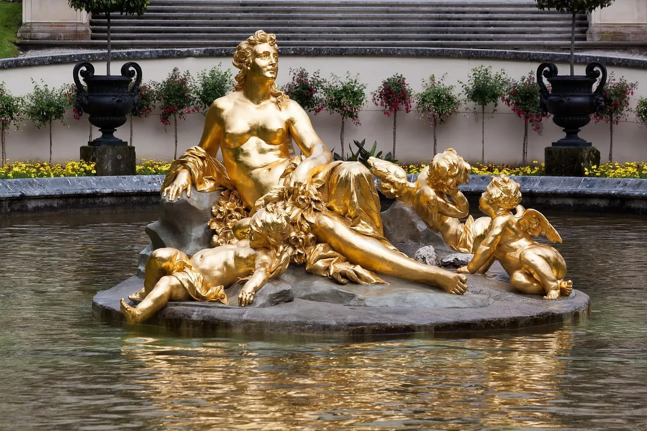 Le groupe de figures dorées dans le bassin de la fontaine