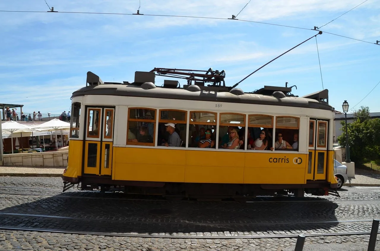 Un tramway jaune de Lisbonne dans une rue pavée