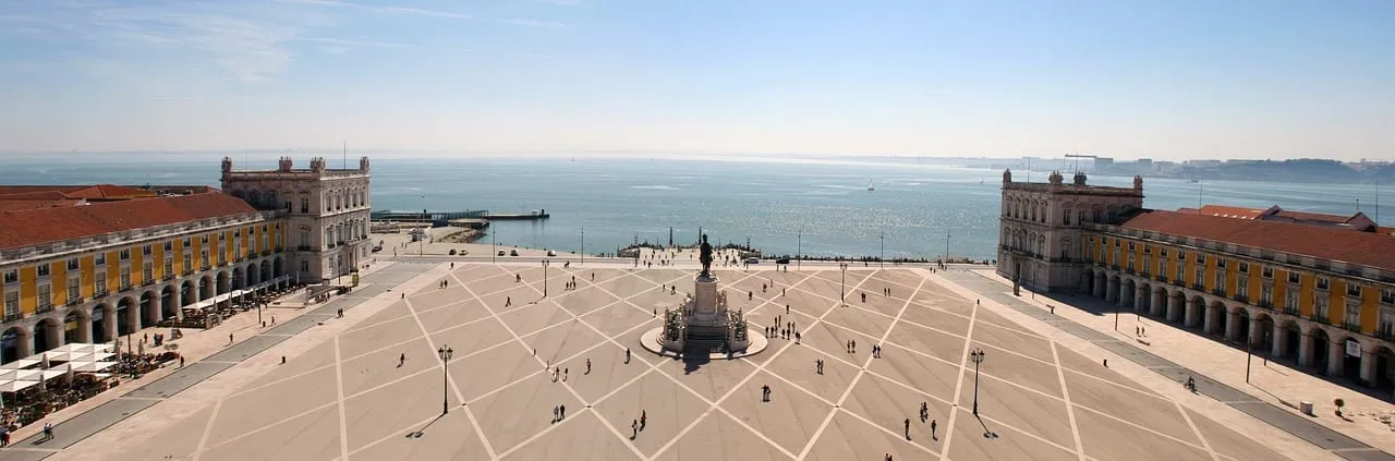 La Praça do Comércio et la statue du roi José Ier au bord du fleuve