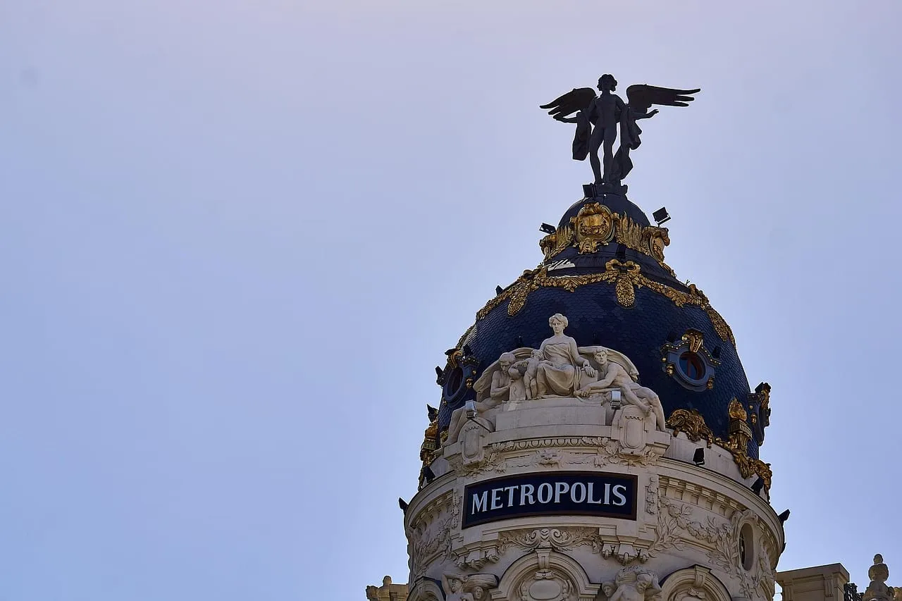 La coupole de l’édifice Metrópolis et sa statue ailée sur la Gran Vía