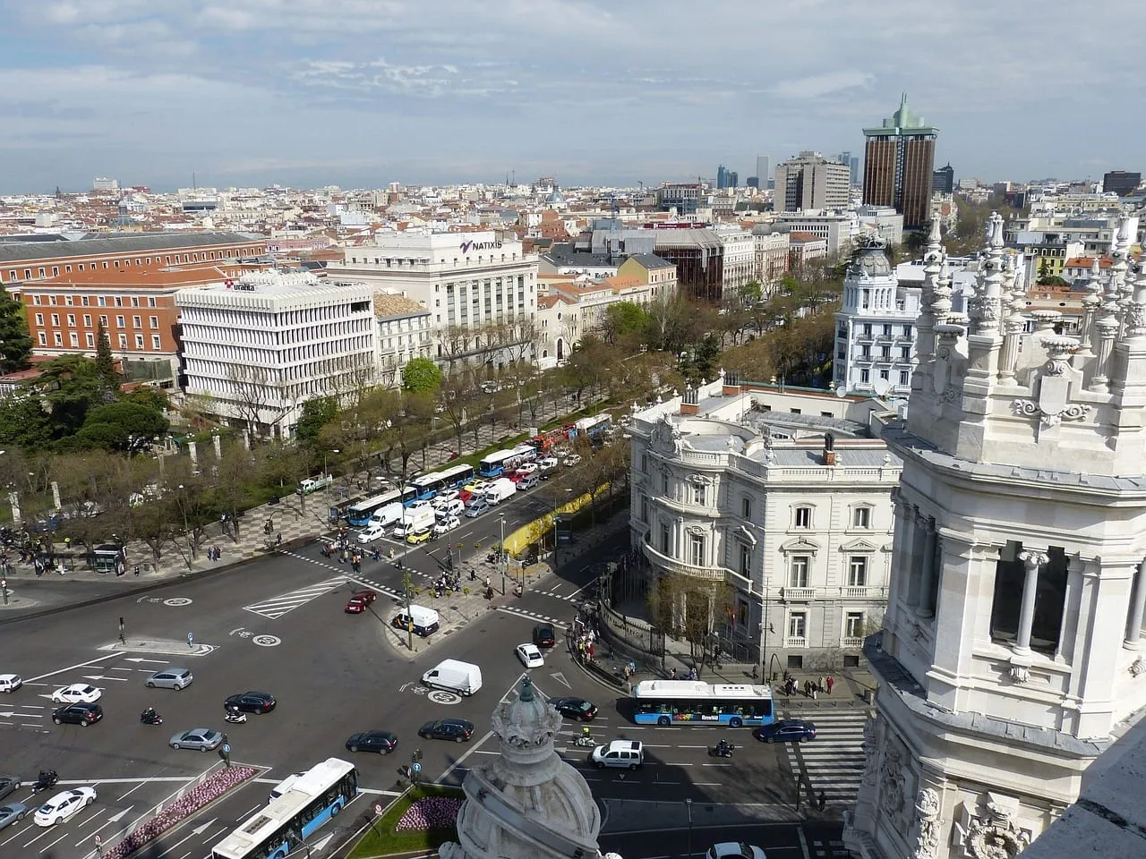 La place de Cibeles et le palais de Cibeles vus du ciel, avec la circulation en contrebas