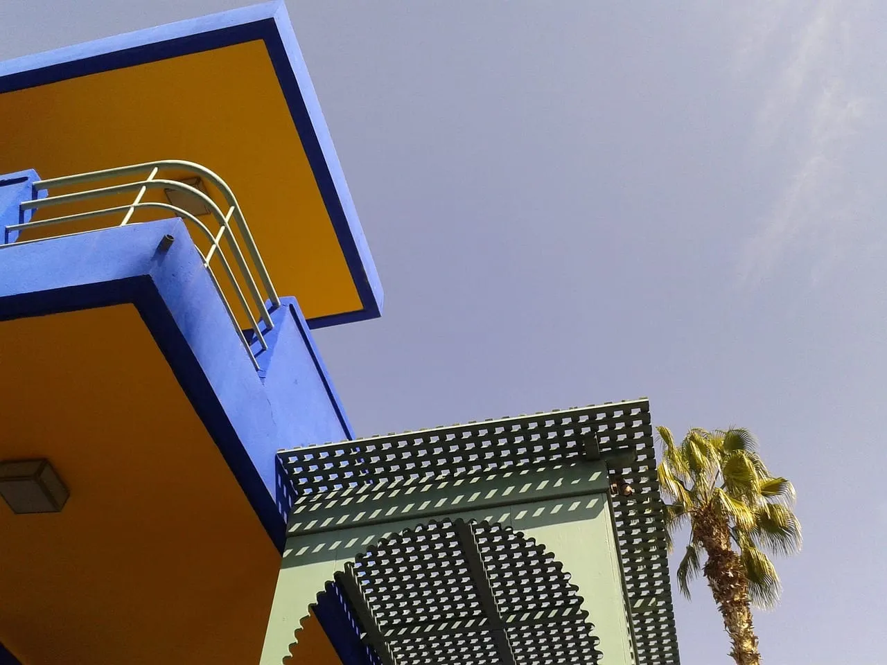 La villa bleue et jaune se détachant sur le ciel