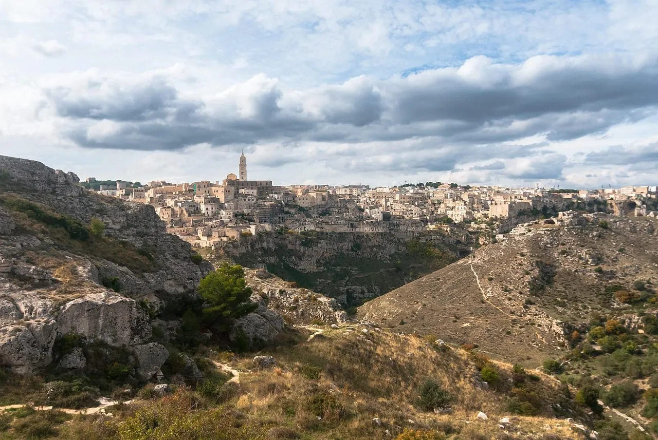 Les Sassi au bord du ravin, vus du côté de la Murgia