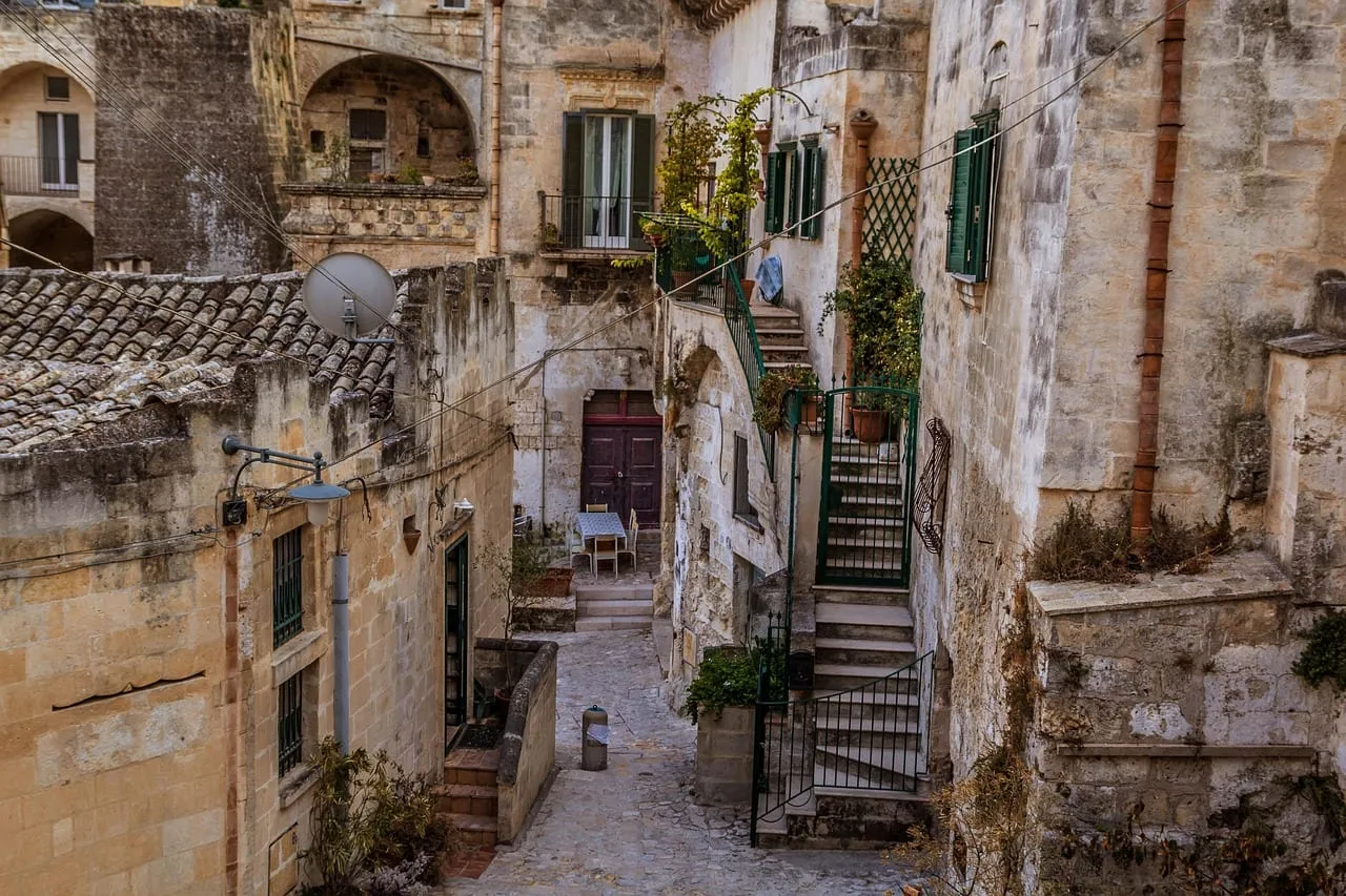 Une ruelle en escalier entre de vieilles maisons de pierre dans les Sassi