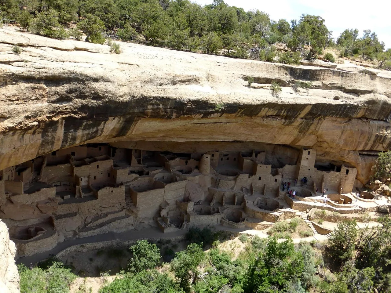 Une habitation troglodytique sous un long surplomb de grès