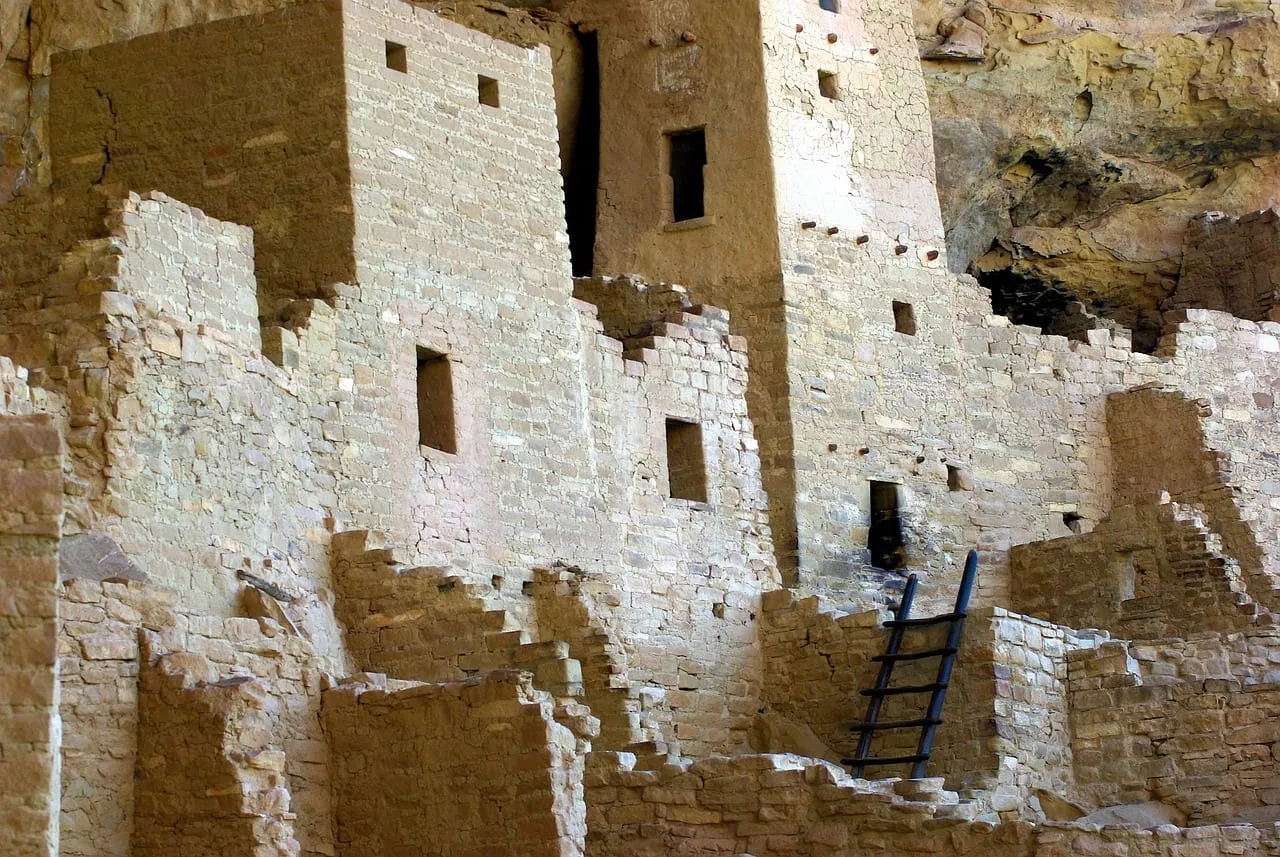 Tours de pierre et échelle dans une habitation troglodytique